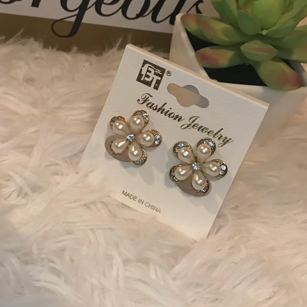 New 🌸 Clip on Earrings w Rhinestones & Pearls
